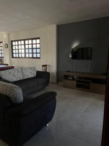 Una sala de estar con un sofá y un televisor de pantalla plana. en Dinart's House, en Lucena