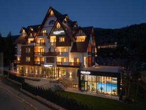 布什泰尼Hotel Valedor Boutique & Spa的一座带灯光的大建筑