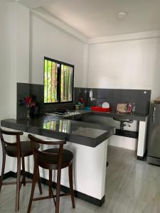 Η κουζίνα ή μικρή κουζίνα στο Villa Leo hikkaduwa