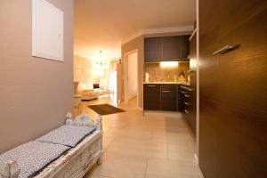 eine Küche mit einem Bett und ein Wohnzimmer in der Unterkunft Weiße Düne, App. 03 in Ahlbeck