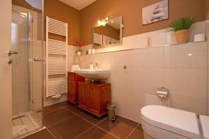 ein Badezimmer mit Waschbecken, Toilette und Dusche in der Unterkunft Weiße Düne, App. 03 in Ahlbeck + 7 Fotos