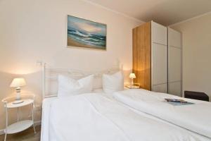 Ein Bett oder Betten in einem Zimmer der Unterkunft Weiße Düne, App. 03