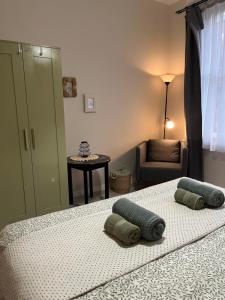 Un dormitorio con una cama con dos almohadas encima. en Larix apartman, en Budapest