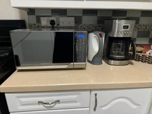 Кухня или мини-кухня в Deluxe Modern 1BR I Pool with Amazing Sea Views I Ideal Location
