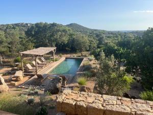una piscina in mezzo a un campo alberato di Villa Valle di Corte - Avec piscine et vue mer a Pianottoli-Caldarello