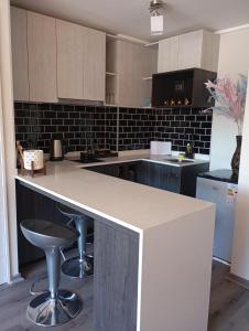 a kitchen with a white counter top in a room at Disfruta de Valparaiso in Valparaíso