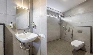 A bathroom at Treebo Imperia, Kommadi