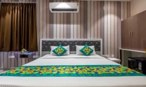 A bed or beds in a room at Treebo Imperia, Kommadi