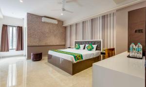 A bed or beds in a room at Treebo Imperia, Kommadi