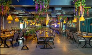 A restaurant or other place to eat at Treebo Imperia, Kommadi