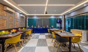 A restaurant or other place to eat at Treebo Imperia, Kommadi