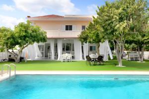 eine Villa mit einem Swimmingpool vor einem Haus in der Unterkunft Biofinca Mi Sol in Adeje