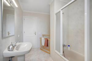 ein weißes Badezimmer mit Waschbecken und Dusche in der Unterkunft Biofinca Mi Sol in Adeje + 12 Fotos