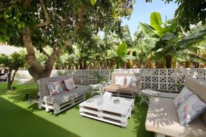 eine Terrasse mit 2 Sofas und einem Tisch in der Unterkunft Biofinca Mi Sol in Adeje
