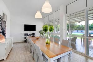 ein Esszimmer mit einem langen Tisch und Stühlen in der Unterkunft Biofinca Mi Sol in Adeje