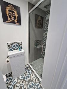 ein Badezimmer mit Dusche, Waschbecken und Spiegel in der Unterkunft Modern & Spacious 5 Bedroom Bungalow with Parking Near Brecon Beacons & Bike Park Wales in Cefn-coed-y-cymmer