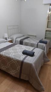 un gruppo di quattro letti in una stanza di Apartamento con 3 dormitorios y plaza de garaje a Tudela de Duero