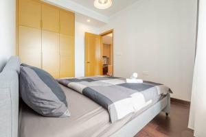 a bedroom with a large bed in a room at SeaView R&F 4pax-1BR 10mis to CIQ JBSentral CitySquare in Johor Bahru
