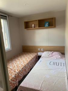 Mobil home climatisé 6,8 Pers SIBLU BONNE ANSE PLAGE LA PAMYRE LES MATHES客房内的一张或多张床位