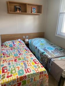 莱马特Mobil home climatisé 6,8 Pers SIBLU BONNE ANSE PLAGE LA PAMYRE LES MATHES的一间卧室配有两张单人床。