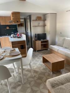 Mobil home climatisé 6,8 Pers SIBLU BONNE ANSE PLAGE LA PAMYRE LES MATHES的厨房或小厨房