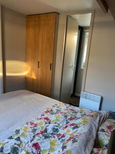 Mobil home climatisé 6,8 Pers SIBLU BONNE ANSE PLAGE LA PAMYRE LES MATHES客房内的一张或多张床位