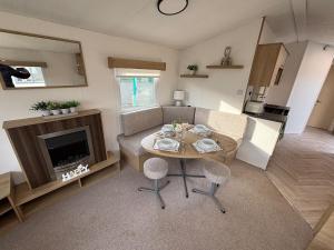 Η κουζίνα ή μικρή κουζίνα στο Cozy Coastal caravan in Eyemouth