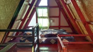 Rúm í herbergi á ไร่นิธิสุนทร nithisoonthon farmstay