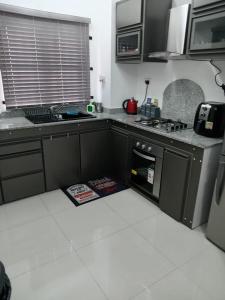 Cuisine ou kitchenette dans l'établissement Sea La Vie Villa