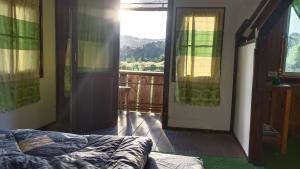 Rúm í herbergi á ไร่นิธิสุนทร nithisoonthon farmstay