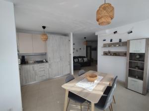 a kitchen and dining room with a table and chairs at Casa Al Castello in Cómpeta