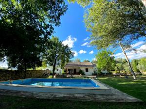 una piscina en el patio de una casa en El Garrotal, en El Bosque 6 fotos más