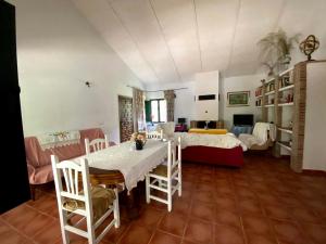 una sala de estar con una mesa y sillas en El Garrotal, en El Bosque