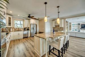 Kuchyň nebo kuchyňský kout v ubytování Villa Key West by CoralVilla, Top 2 Story Villa, pool, game room