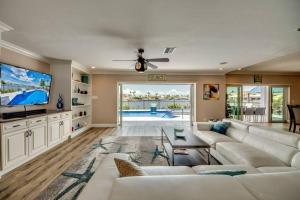 TV a/nebo společenská místnost v ubytování Villa Key West by CoralVilla, Top 2 Story Villa, pool, game room