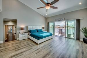 Postel nebo postele na pokoji v ubytování Villa Key West by CoralVilla, Top 2 Story Villa, pool, game room + 69 fotografií