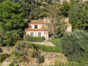 Vue aérienne d'une maison dans une forêt dans l'établissement LA VILLA avec vue panoramique sur la Mer - Parking privé - Jacuzzi, à Menton