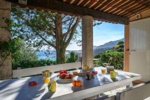 - une table avec de la nourriture et une vue dans l'établissement LA VILLA avec vue panoramique sur la Mer - Parking privé - Jacuzzi, à Menton 60 autres photos