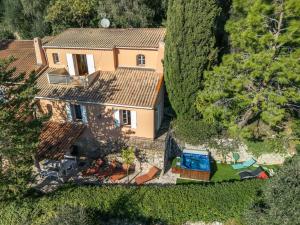 une vue aérienne d'une maison avec une cour dans l'établissement LA VILLA avec vue panoramique sur la Mer - Parking privé - Jacuzzi, à Menton