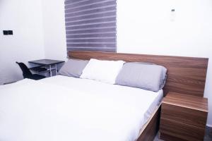 Minimalist Haven King Bed 247 Power Security客房内的一张或多张床位