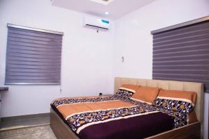 Minimalist Haven King Bed 247 Power Security客房内的一张或多张床位