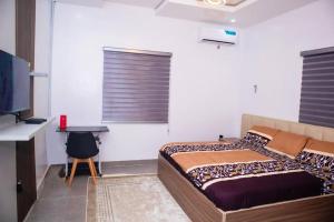 Minimalist Haven King Bed 247 Power Security客房内的一张或多张床位
