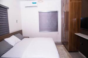Minimalist Haven King Bed 247 Power Security客房内的一张或多张床位