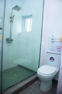 Minimalist Haven King Bed 247 Power Security的一间浴室