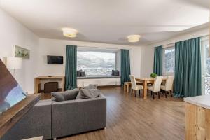 A television and/or entertainment centre at Appartements Landhaus Hubertus Wellness & Breakfast