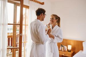 Hosté ubytování Pohorje Village Wellbeing Resort - Wellness & Spa Hotel Bolfenk + 37 fotografií