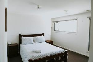 a bedroom with a bed and a window at Spacious Stay On Shamrock, Bendigo in Golden Square