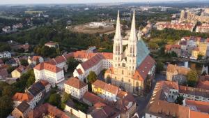 an aerial view of a church in a city at Ferienwohnung zum Türmer in Görlitz