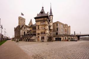 un viejo castillo con un coche aparcado delante de él en SHWAY - The Captain's View, en Amberes