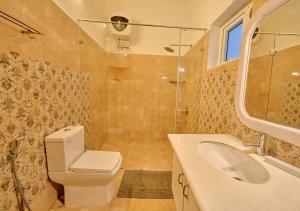 Un baño con inodoro, lavabo y ducha. en Emerald Stays Ooty By VOYE HOMES - Italian Luxury near Ooty Emerald Lake, en Ooty